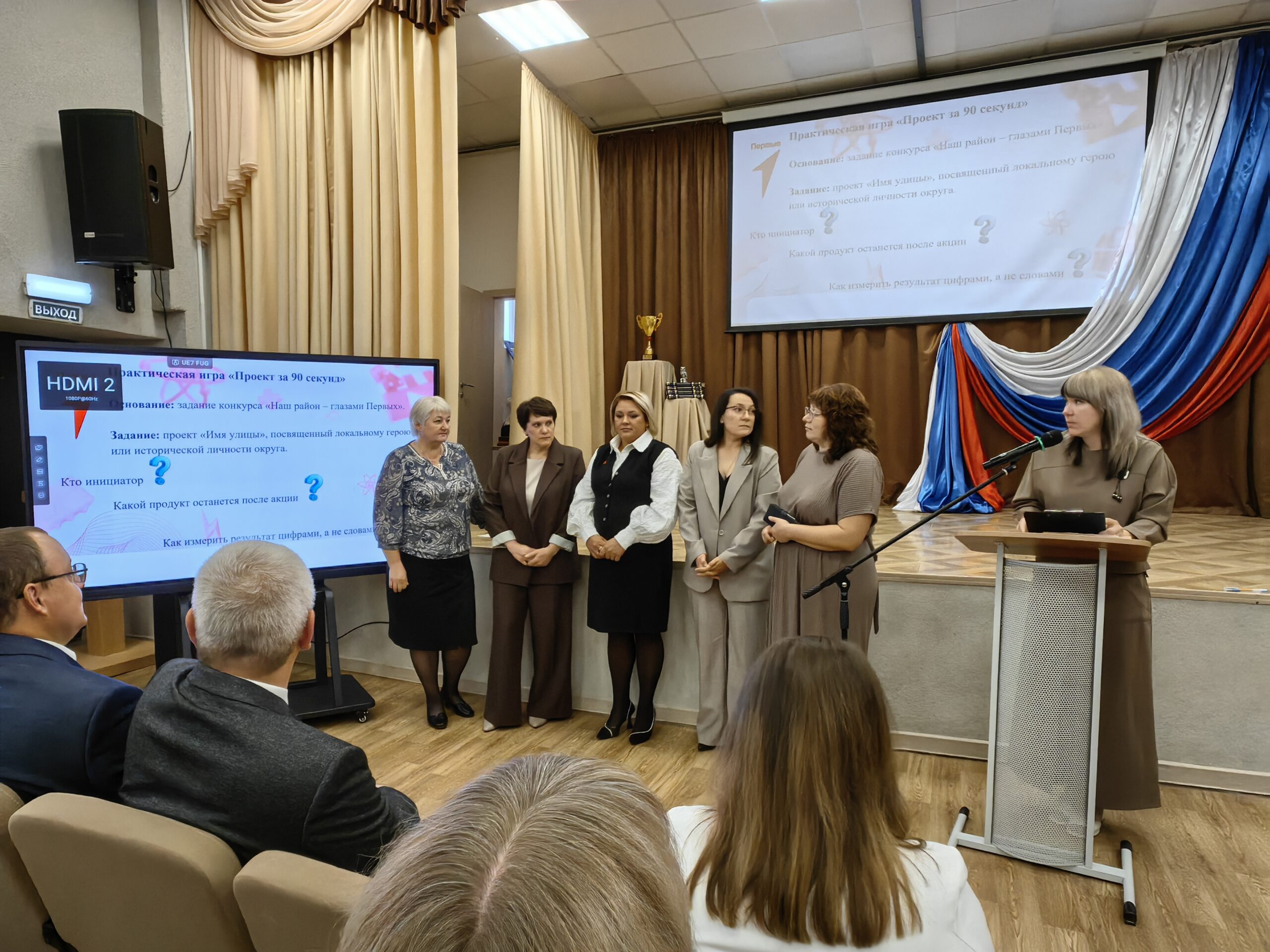 А.В. Морозова обсуждает с коллегами моменты доклада