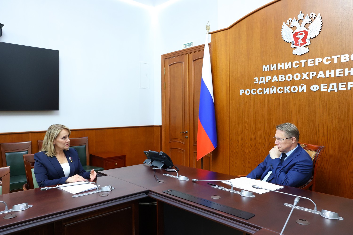 В Москве министр здравоохранения Российской Федерации Михаил Мурашко встретился с главным врачом Городской клинической больницы №29 Нижнего Новгорода, Героем Труда России, депутатом Законодательного собрания Нижегородской области («Единая Россия») Юлией Гаревской.